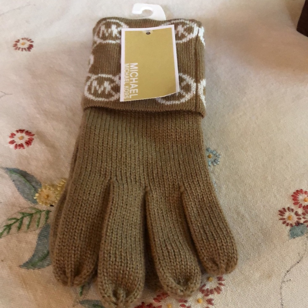 Michael by Michael Kors Jet Set Logo Cuff Knitted Gloves. Camel Color. One Size
